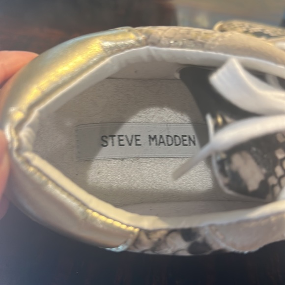 Authentic STEVE MADDEN metallic snake skin print sneakers. Size 6.5 - Picture 3 of 8